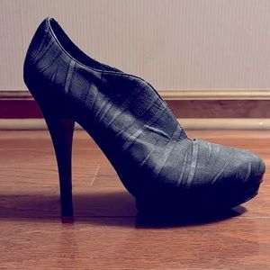 Carlos Santana Gray Zebra Striped Platform Pumps